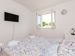 Ana Apartment - One Bedroom Apartment With Balcony