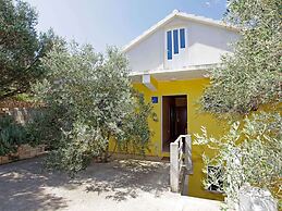 Olive's Garden House - Three Bedroom Holiday Home With Terrace and Sea