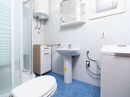 Olive's Garden House - Three Bedroom Holiday Home With Terrace and Sea