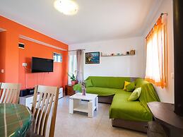 Olive's Garden House - Three Bedroom Holiday Home With Terrace and Sea