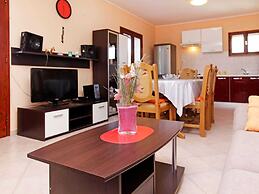 Olive's Garden House - Three Bedroom Holiday Home With Terrace and Sea