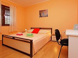 Olive's Garden House - Three Bedroom Holiday Home With Terrace and Sea