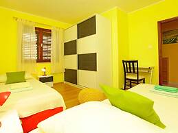 Olive's Garden House - Three Bedroom Holiday Home With Terrace and Sea