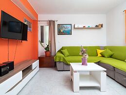 Olive's Garden House - Three Bedroom Holiday Home With Terrace and Sea