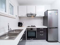 Olive's Garden House - Three Bedroom Holiday Home With Terrace and Sea