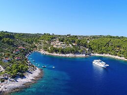 Olive's Garden House - Three Bedroom Holiday Home With Terrace and Sea