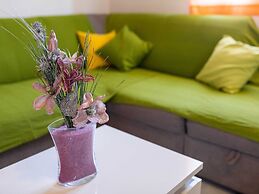 Olive's Garden House - Three Bedroom Holiday Home With Terrace and Sea