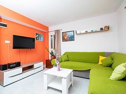 Olive's Garden House - Three Bedroom Holiday Home With Terrace and Sea