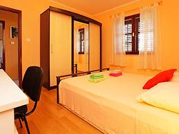 Olive's Garden House - Three Bedroom Holiday Home With Terrace and Sea