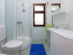 Olive's Garden House - Three Bedroom Holiday Home With Terrace and Sea