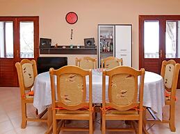 Olive's Garden House - Three Bedroom Holiday Home With Terrace and Sea