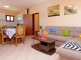 Olive's Garden House - Three Bedroom Holiday Home With Terrace and Sea