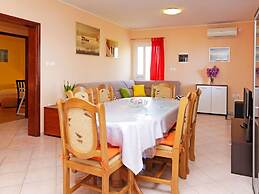 Olive's Garden House - Three Bedroom Holiday Home With Terrace and Sea