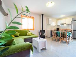 Olive's Garden House - Three Bedroom Holiday Home With Terrace and Sea