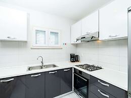 Olive's Garden House - Three Bedroom Holiday Home With Terrace and Sea