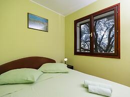 Olive's Garden House - Three Bedroom Holiday Home With Terrace and Sea