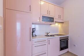 Tasteful Apartment With Private Balcony