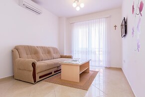 Tasteful Apartment With Private Balcony