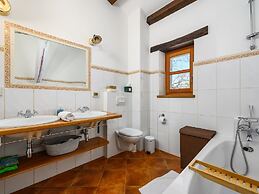 Beautiful Stone Villa in Tinjan With Swimming Pool