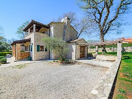 Beautiful Stone Villa in Tinjan With Swimming Pool