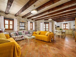 Beautiful Stone Villa in Tinjan With Swimming Pool