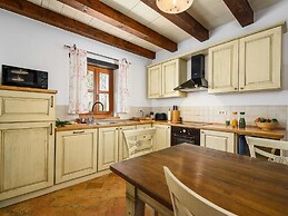 Beautiful Stone Villa in Tinjan With Swimming Pool