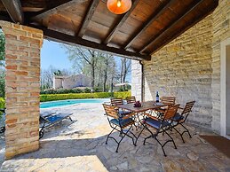 Beautiful Stone Villa in Tinjan With Swimming Pool