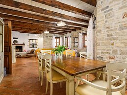 Beautiful Stone Villa in Tinjan With Swimming Pool