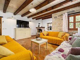 Beautiful Stone Villa in Tinjan With Swimming Pool