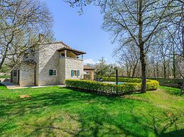 Beautiful Stone Villa in Tinjan With Swimming Pool