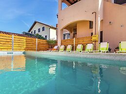 Studio Apartment in Liznjan With Shared Pool