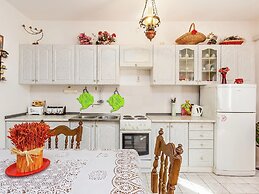 Studio Apartment in Liznjan With Shared Pool