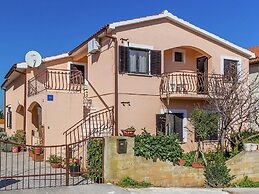 Studio Apartment in Liznjan With Shared Pool