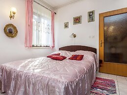 Studio Apartment in Liznjan With Shared Pool