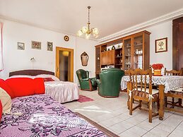 Studio Apartment in Liznjan With Shared Pool