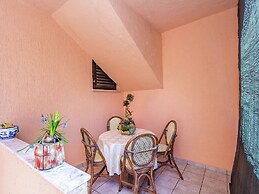 Studio Apartment in Liznjan With Shared Pool