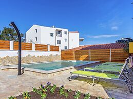 Studio Apartment in Liznjan With Shared Pool