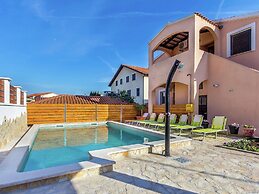 Studio Apartment in Liznjan With Shared Pool