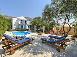 Villa Piano - Four Bedroom Villa With Terrace and Swimming Pool
