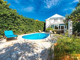 Villa Piano - Four Bedroom Villa With Terrace and Swimming Pool