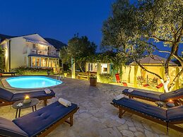 Villa Piano - Four Bedroom Villa With Terrace and Swimming Pool