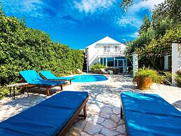 Villa Piano - Four Bedroom Villa With Terrace and Swimming Pool