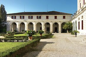 Villa in Venice With Private Pool & Park