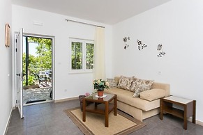 Apartments Olive - Comfort One Bedroom Apartment With Terrace and Sea 