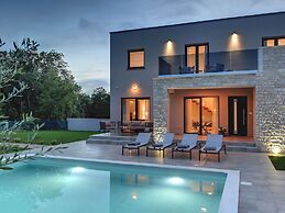 Modern Villa With Swimming Pool