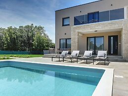 Modern Villa With Swimming Pool