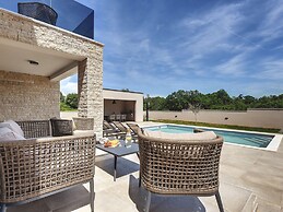 Modern Villa With Swimming Pool