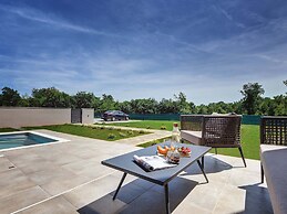 Modern Villa With Swimming Pool