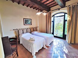 Tuscan Retreat With Pool