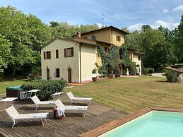 Belvilla by OYO Tasteful Villa With Bubble Bath